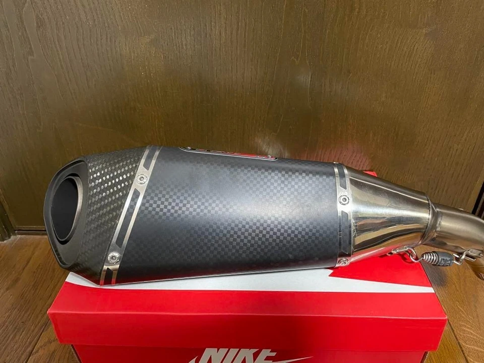 Escape deslizable de carbono Yoshimura Yamaha YZF-R3 Cyclone R11 usado Foto 2 de 4