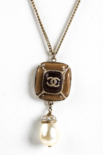 chanel necklace logo pearl