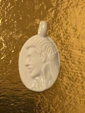 Fève LADUREE à Paris en 2014 Le film La BELLE et La BETE en pendentif (J.Marais)