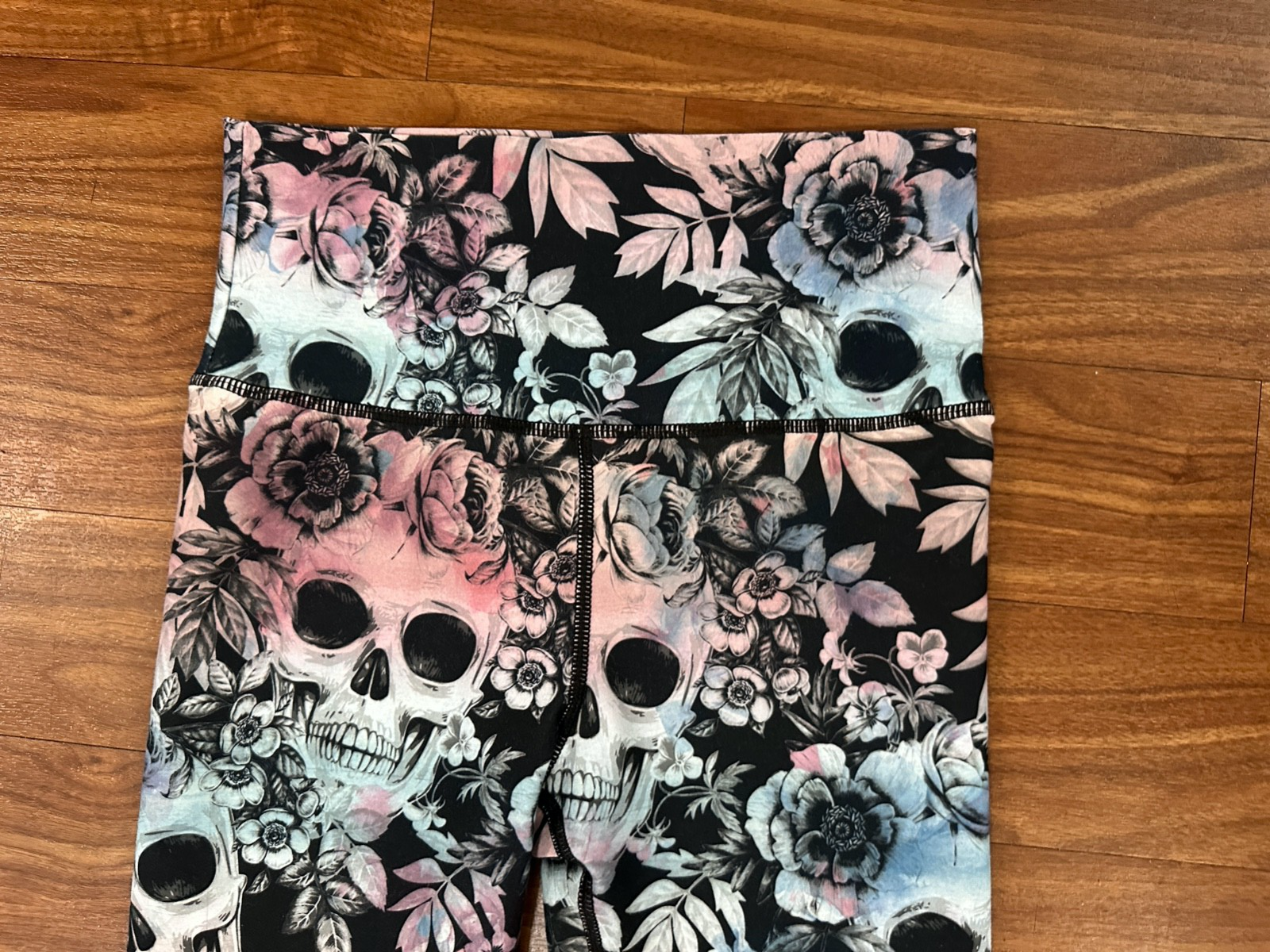 Evolution and Creation Skulls Capri Leggings floral high Rise size Small