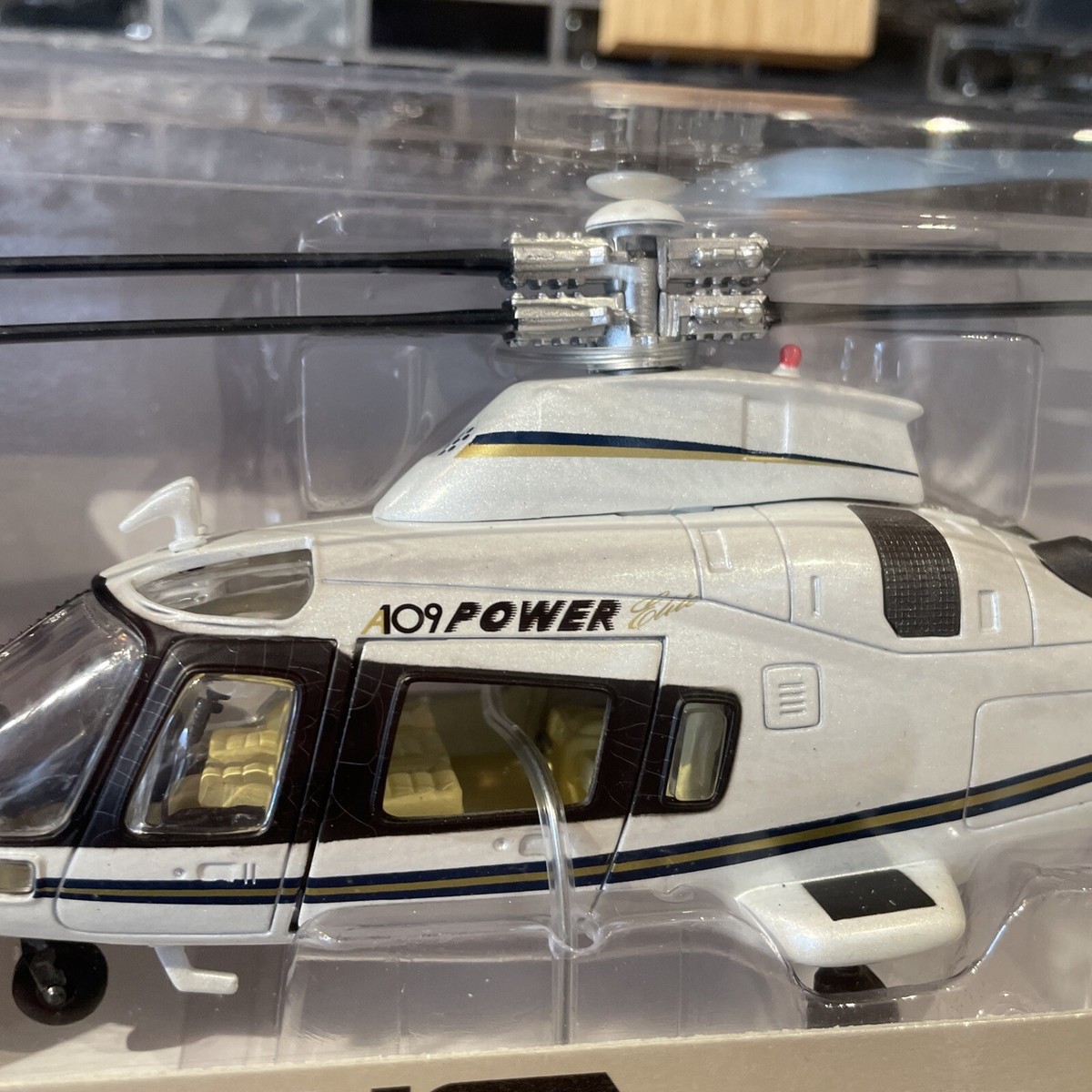 AGUSTA A09 POWER 1：43 NewRay Ferrari Helocopter 1:43 Diecast Agusta A109 Power