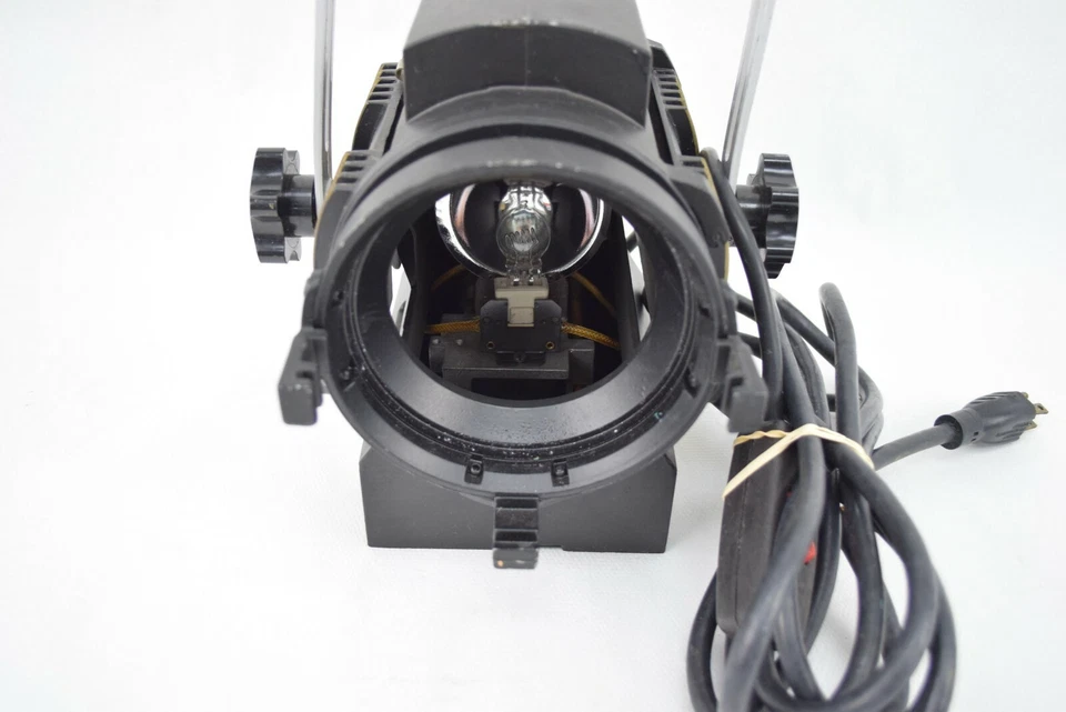 LTM Pepper 600 Watt Frensel Tungsten Stage  Light - Image 2 of 4