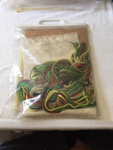 NOS Vintage 70’s Avon Creative Needlecraft Embroidery Kit Scarlet Tanagers Bird - Picture 4 of 4