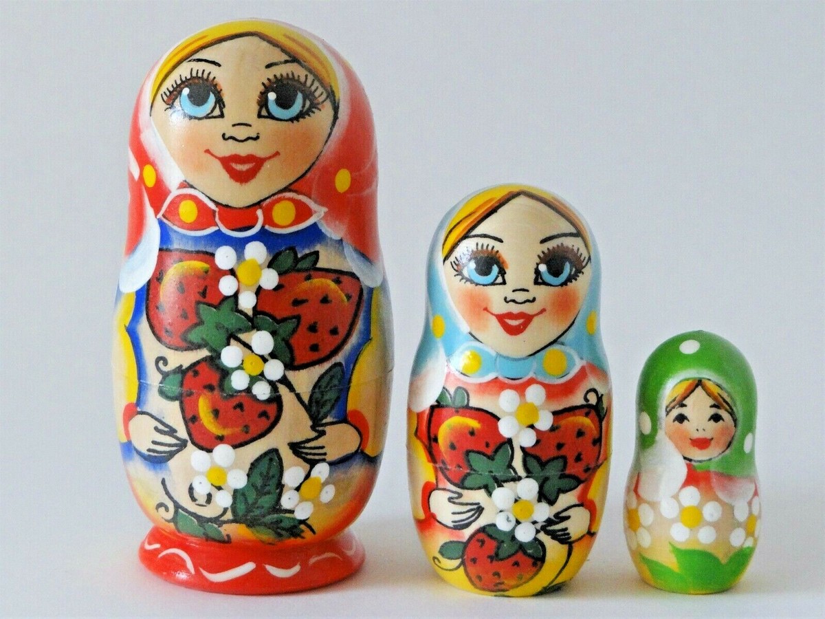 Set of 3 Nesting Dolls Set of 3 Nesting Dolls
