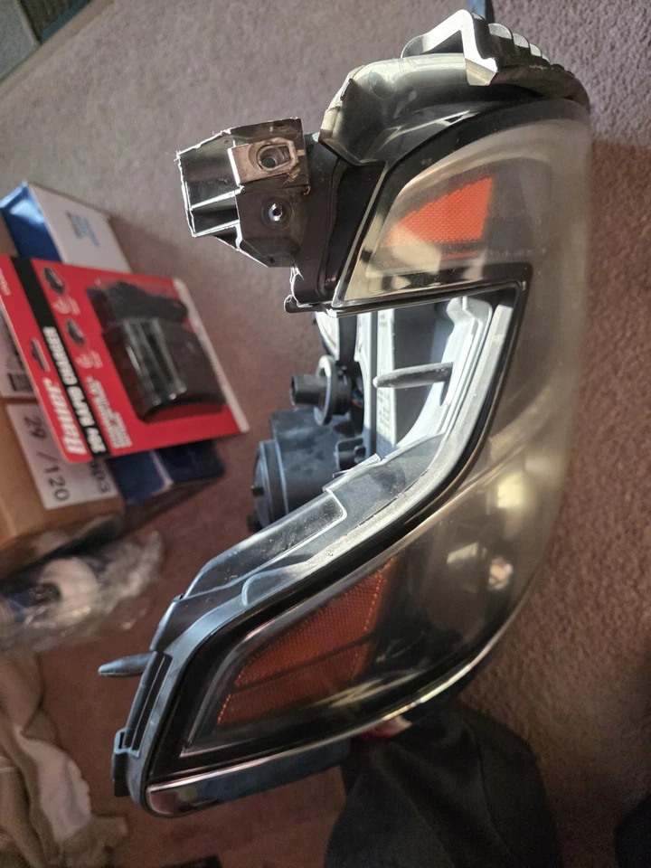 Chevrolet Suburban 2019 montaje de faros laterales del conductor Foto 2 de 4