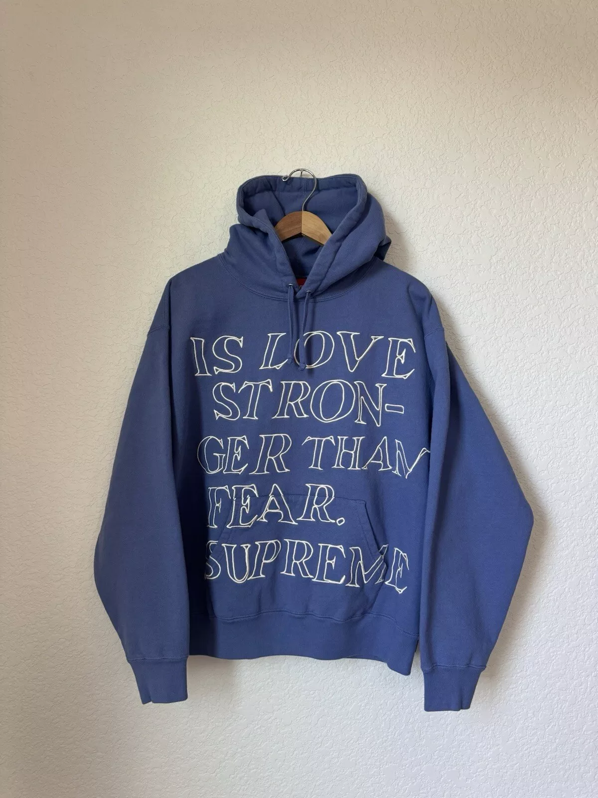 Sweat à capuche SUPREME brodé Love Stronger Than Fear taille M bleu/blanc
