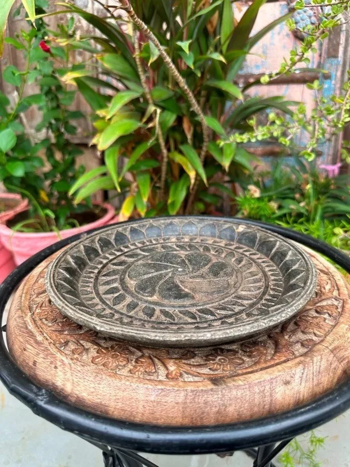 Hermoso plato floral antiguo tallado a mano de piedra negra tallada a mano Foto 4 de 4