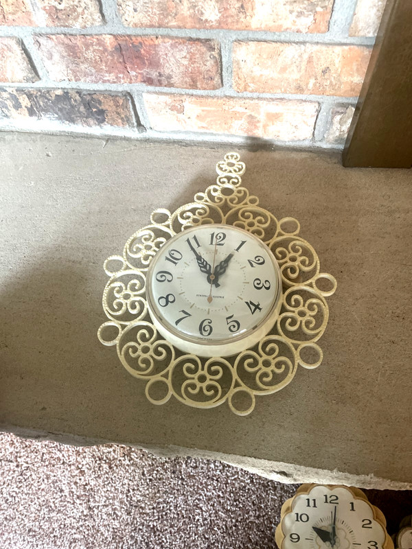 General Electric model 2151 electric GE Ivory vintage wall clock working cond