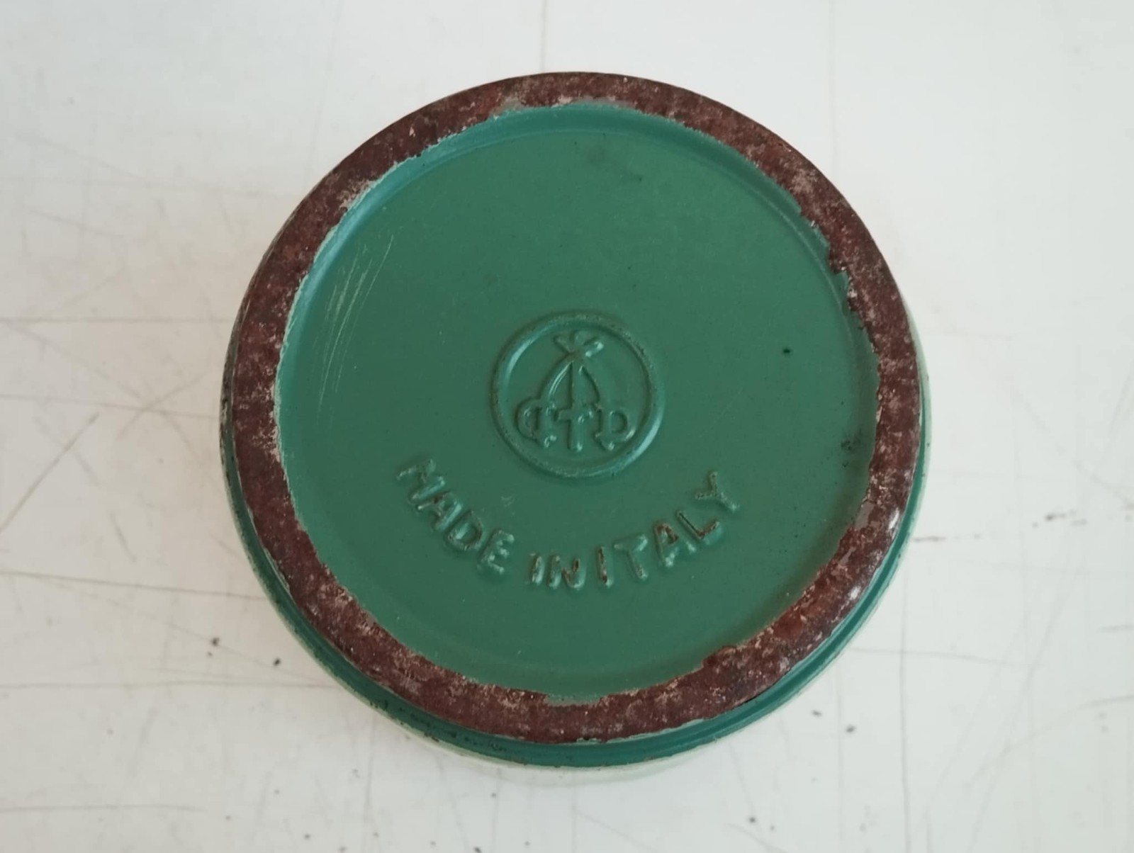 VINTAGE 1950 THREE SWORDS GREEN IRON COFFEE GRINDER Height cm.20