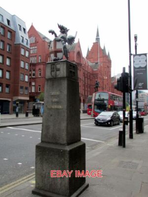 FOTO HOLBORN STADT LONDON GRENZMARKIERUNG HOLBORN LONDON. THE NORTHSIDE OF H