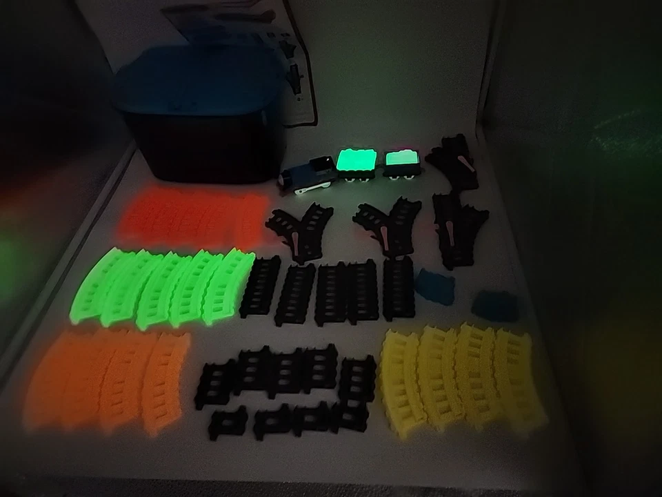 GLOW IN THE DARK THOMAS & Friends TRACKMASTER Motorizado Ferrocarril Juego de pistas de cubo Foto 2 de 4