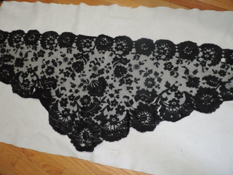 ANTIQUE CHANTILLY BLACK VICTORIAN LACE MANTILLA~XLG~80 X 22~DELICATE