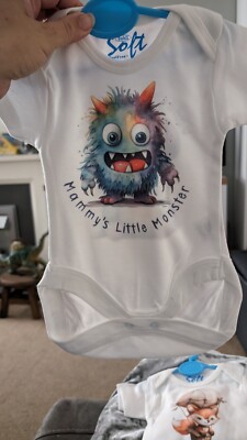Personalisierte Baby Unterhemden 0-3 Monate. Doppelseitiges Design. Mammy Daddy Monster