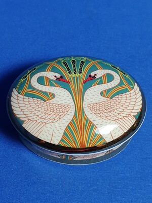Schwan und Bullrush Fine Bone China Schmuckschatulle von Museum Collections