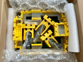 1978 Lego #375 Yellow Castle No Minifigures comes with flag and horses NO FIGS