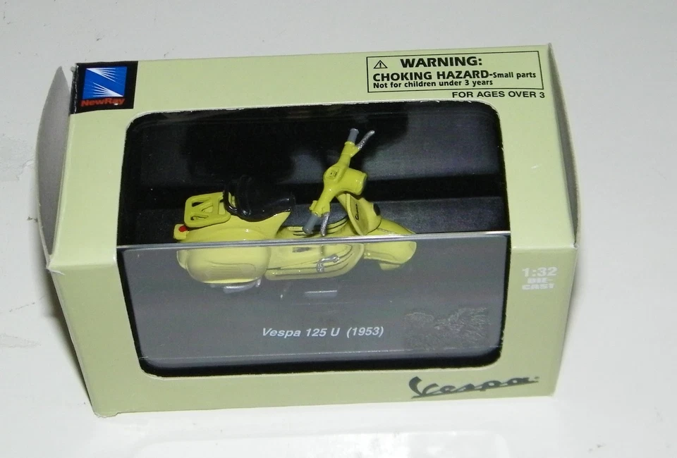 New Ray 1:32 Diecast Piaggio VESPA 125 U ( 1953 ) New In Box w/Hard Case Display - Image 2 of 4