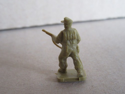 B745 Soldado Alemán Vintage Con Fusil Figurita Juguete De Plástico Ho 2 Cm - Picture 3 of 5