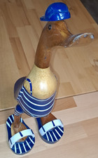 Ente aus Holz 41 cm im Badeanzug, mit Badelatschen und Hut blau-weiss geringelt