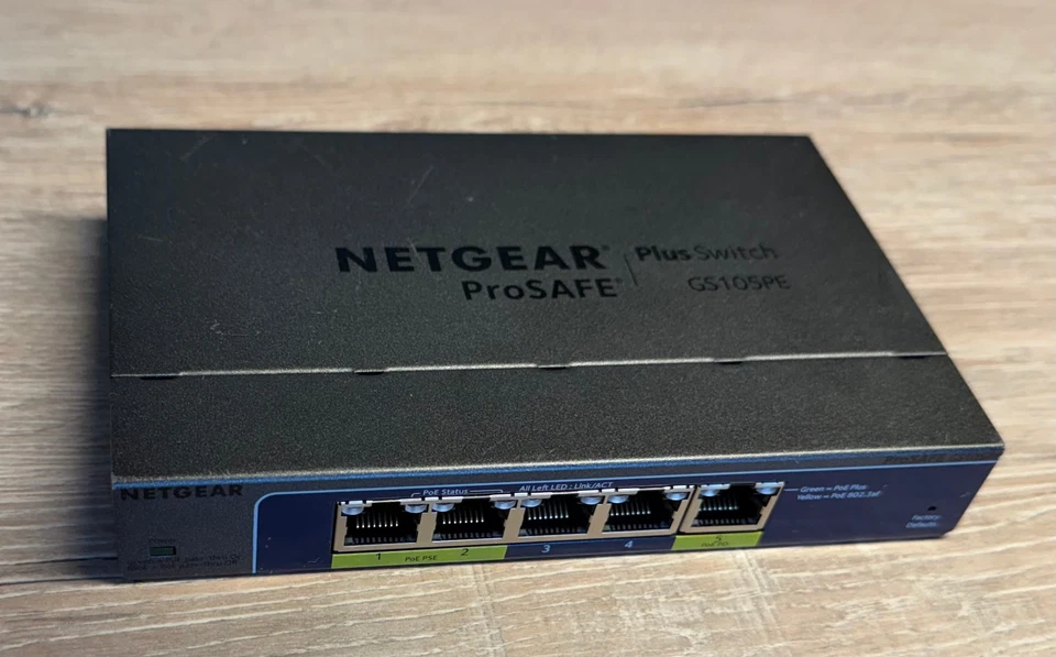 NETGEAR GS105PE | 5-Port Gigabit Smart Managed Plus Switch | mit Wandhalterung