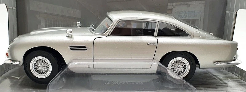 Solido 1/18 Scale Diecast S1807101 - Aston Martin DB5 1964 - Silver Birch - Image 3 of 4