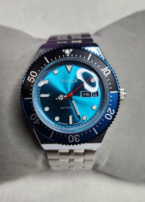Beautiful 40mm Timex Automatic Dive Watch TW2V25100 Brilliant Blue Watch Dial