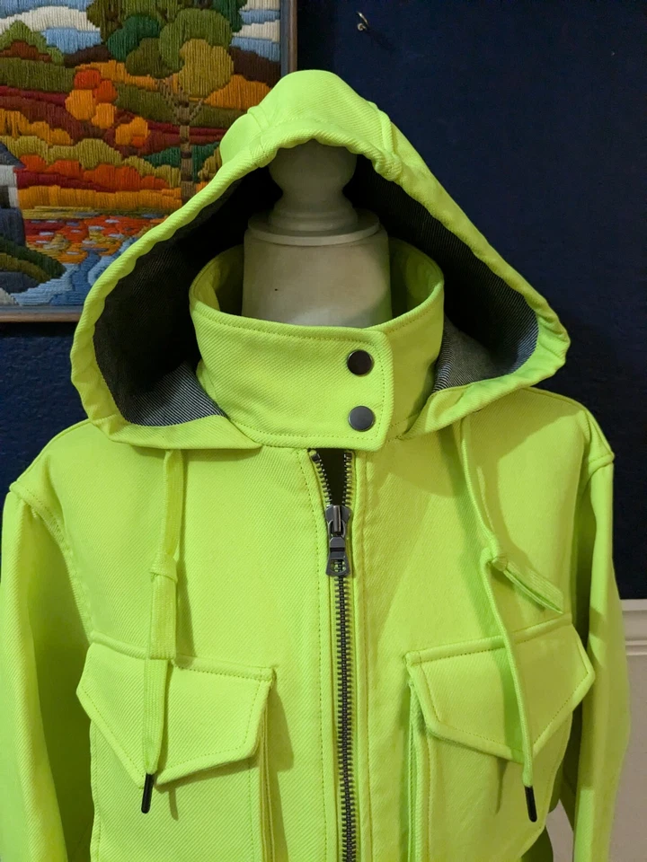 Jaqueta Alice + Olivia By Stacey Bendet com Capuz Zíper Verde Neon Amarelo Tamanho Pequeno - Imagem 2 de 4