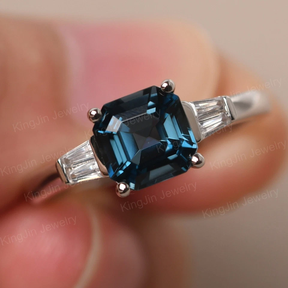 Delicado anillo de compromiso de topacio azul Londres corte Asscher con piedra baguette 925 Foto 2 de 4