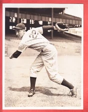 1941  YANKEES  GLOSSY  PHOTO   7.2 X 9.2  MARIUS RUSSO   PITCHING