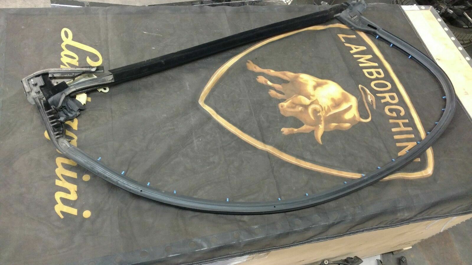 LAMBORGHINI GALLARDO DOOR RUBBER GASKET WEATHERSTRIP OEM 400837912