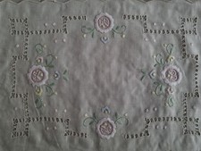 Ricco Set 6 centri in puro lino con ricamo Punto pieno e gigliuccio a mano