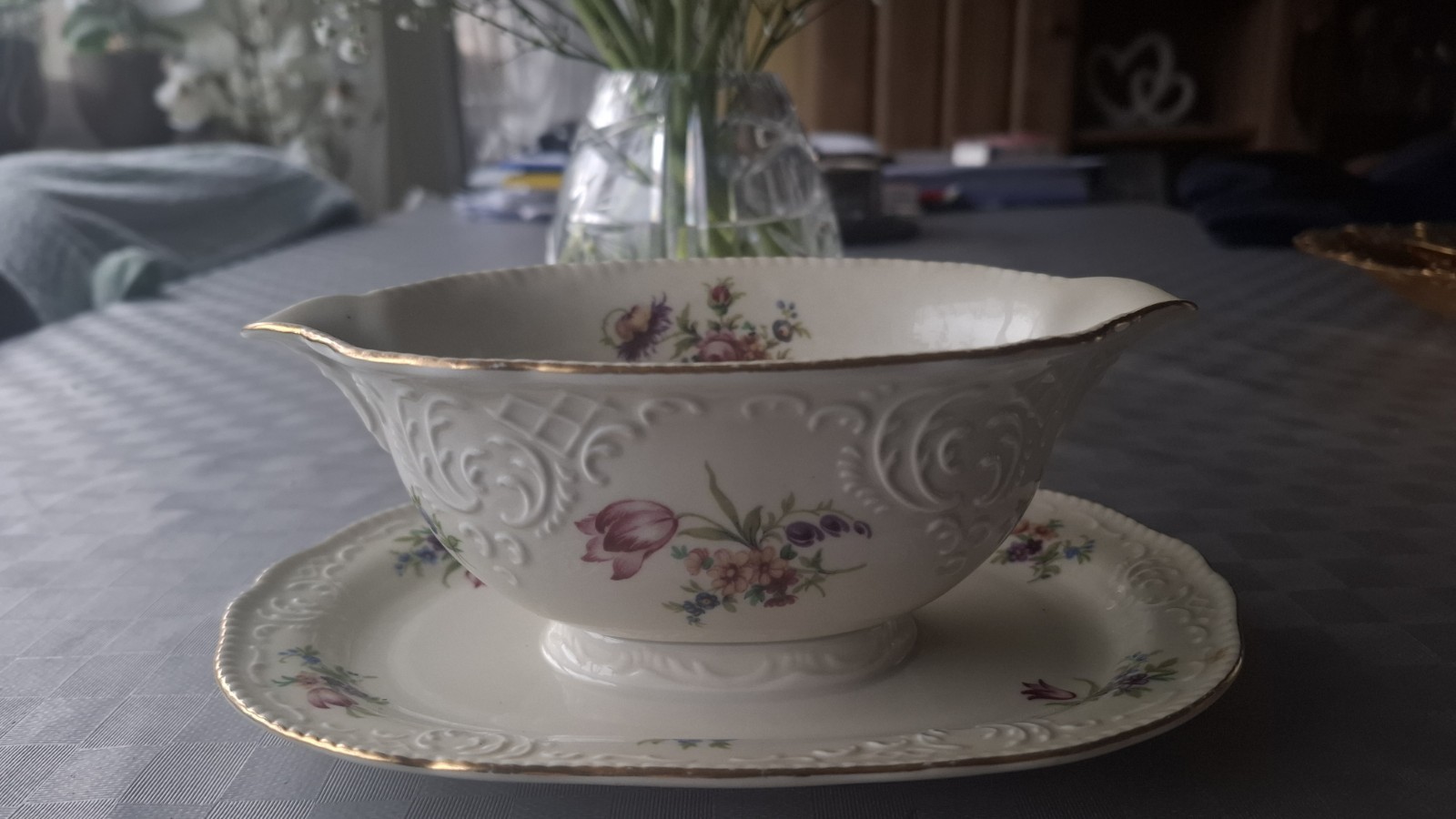 Sauciere mit festem Unterteller - Porzellan Blumen-Dekor & Goldrand - Relief
