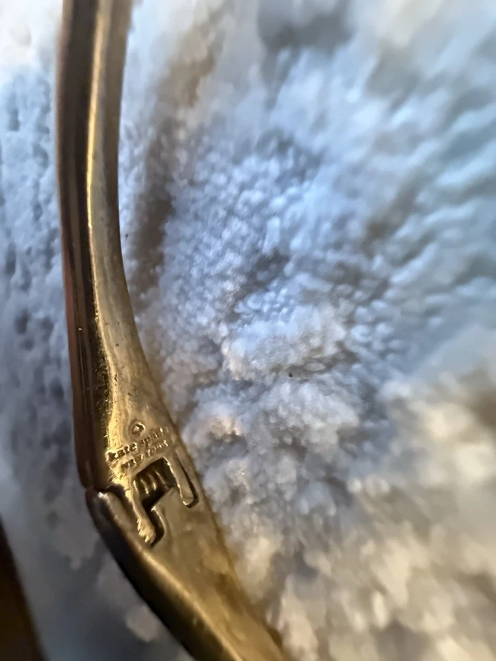 Pulseira articulada de cristal Kate Spade Lady marmelada tom dourado punho aberto - Imagem 3 de 4