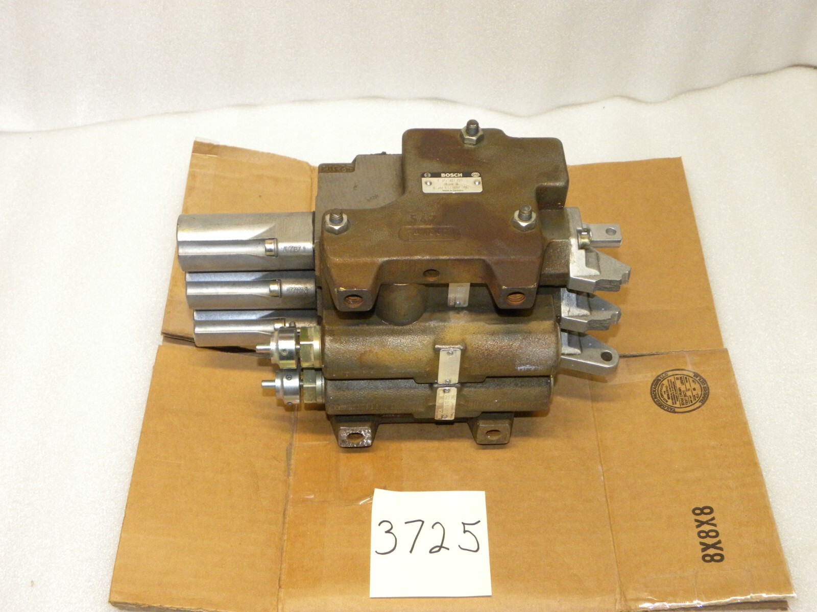 BOSCH 3 SECTION VALVE ASSY W/ DETENTS 2 SEC HAVE FLOW CONT LOADER ? 4 HOLE MOUNT