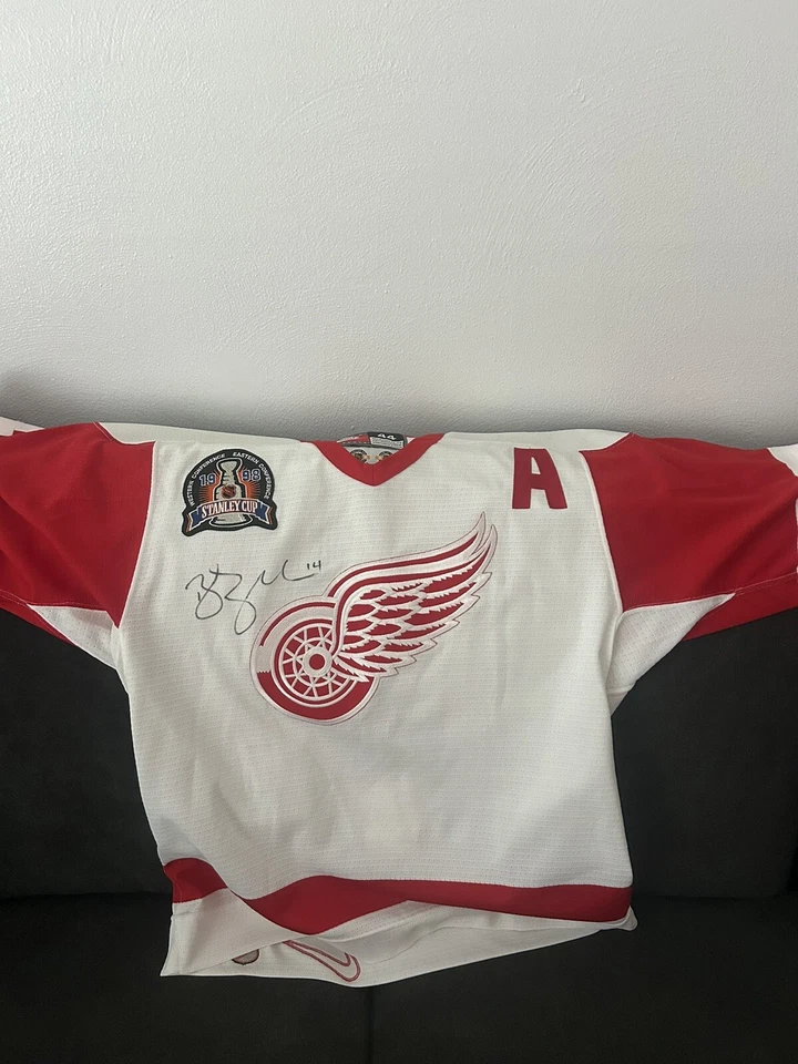 Camiseta deportiva firmada por Brendan Shanahan de los Detroit Red Wings Foto 2 de 2