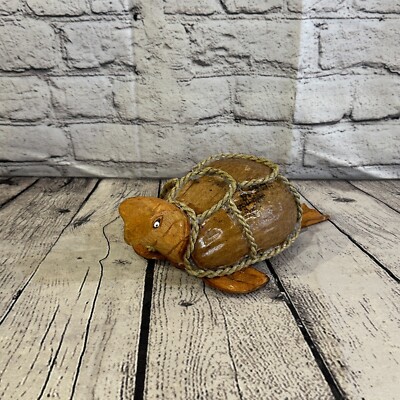 Braune einfache Volkskunst handbemalte Schildkröte Kokosnussschale Ornamente Hängedeko
