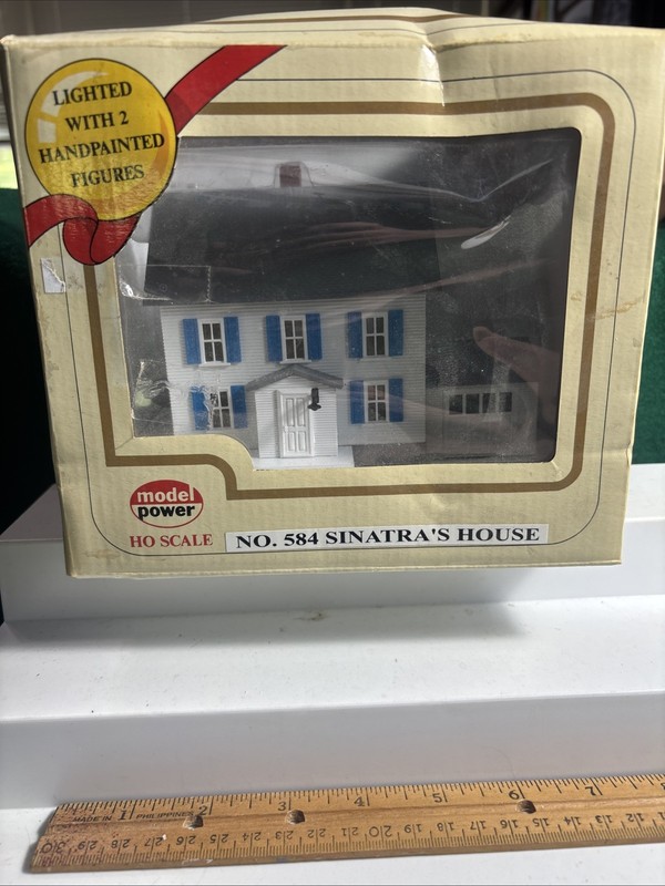 Model Power HO Scale No. 584 Sinatra's House Building Lighted With Figures