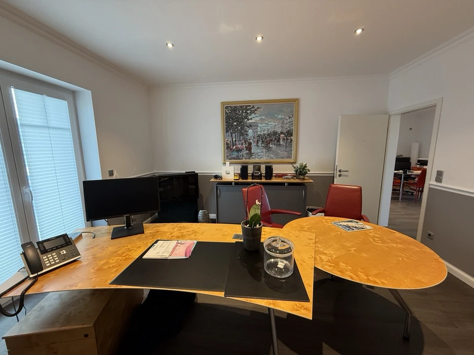 Büromöbel, sehr hochwertig, Schreibtisch, Besucherstühle und Anrichte - Bild 4 von 4