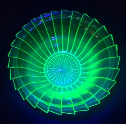 Vintage Jeannette Glass Sierra Pinwheel Green Uranium Glass Fruit Bowl
