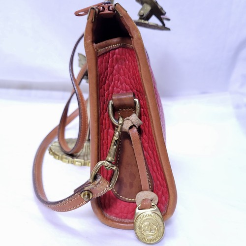 Vtg Dooney & Bourke RED Pebbled Leather Adjustable Strap Crossbody D&B Fob USA - Picture 7 of 15