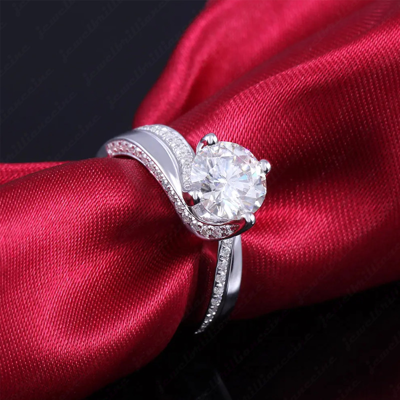 Anillo de compromiso de 4 clavijas único de moissanita redondo enchapado en oro blanco de 14K 1,98 TCW