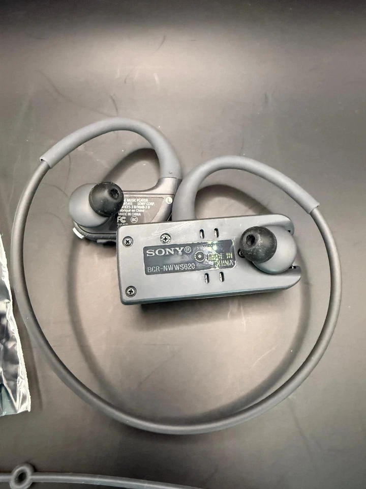 Sony Walkman WS620 Series 4GB - Black - Image 3 of 3