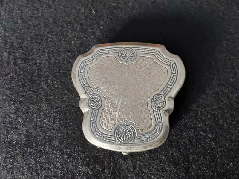 Vintage Karess Woodworth Art Nouveau Silverplate Powder Compact 
