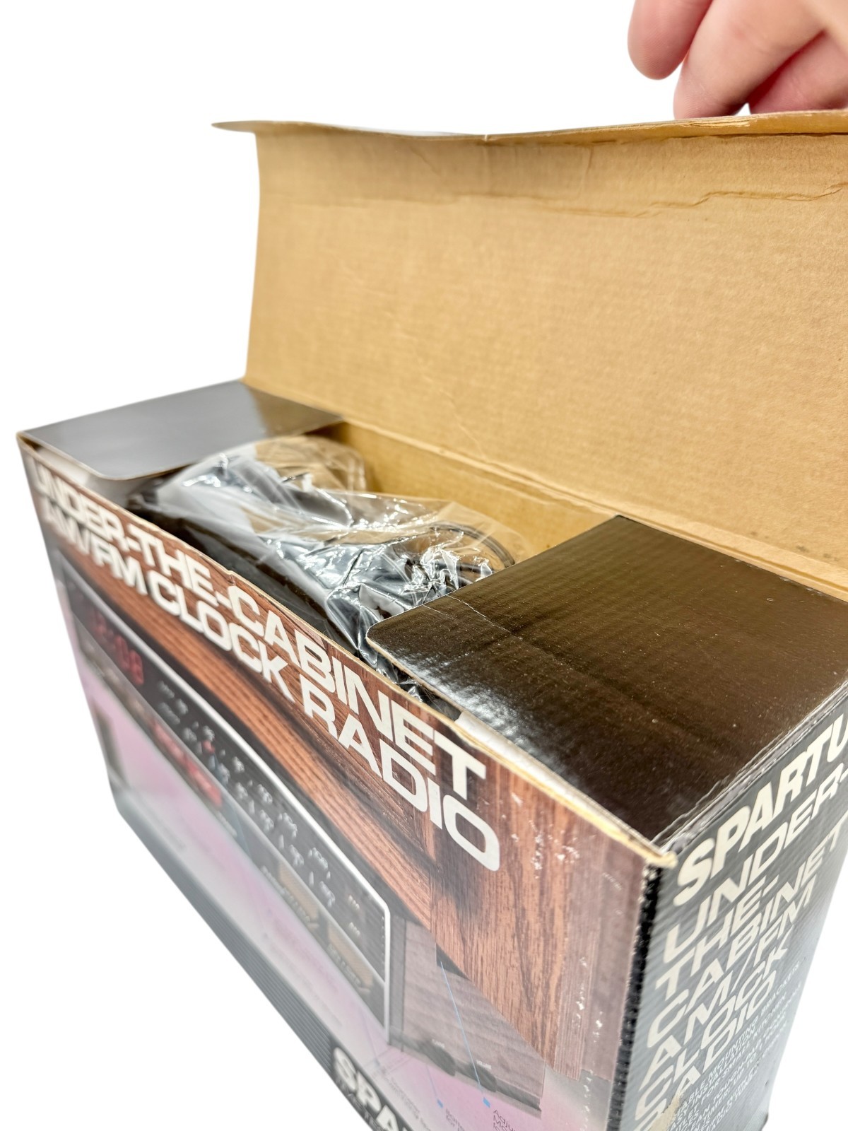 NOS Vintage Spartus Under The Cabinet AM/FM Clock Radio