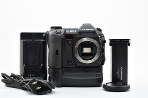 [NEUWERTIG] Olympus E-1 DSLR Kamera Body mit HLD-2 Batteriegriff Verschluss...