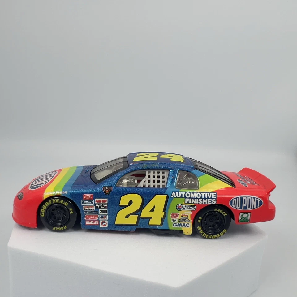 Jeff Gordon NASCAR 1998 #24 DuPont Chevrolet Monte Carlo 1:43 Hasbro Diecast - Image 4 of 4