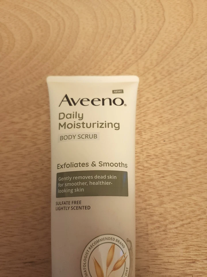 Loción corporal hidratante diaria Aveeno exfolia y calma 8 oz ligeramente perfumada Foto 2 de 4