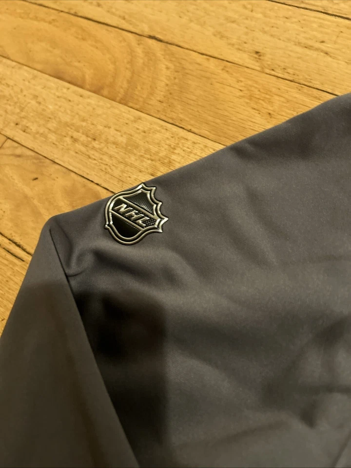 Sudadera con Capucha Fanatics NHL Calgary Flames Gris "Hockey Lucha contra el Cáncer" Talla L Para Hombre Nueva con Etiquetas Foto 4 de 4