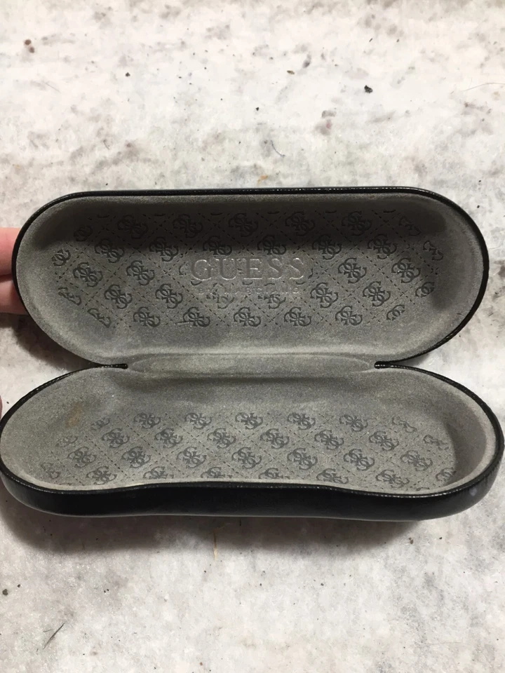 Gafas de sol GUESS By Marciano estuche rígido negras grises forradas de fieltro Foto 2 de 3