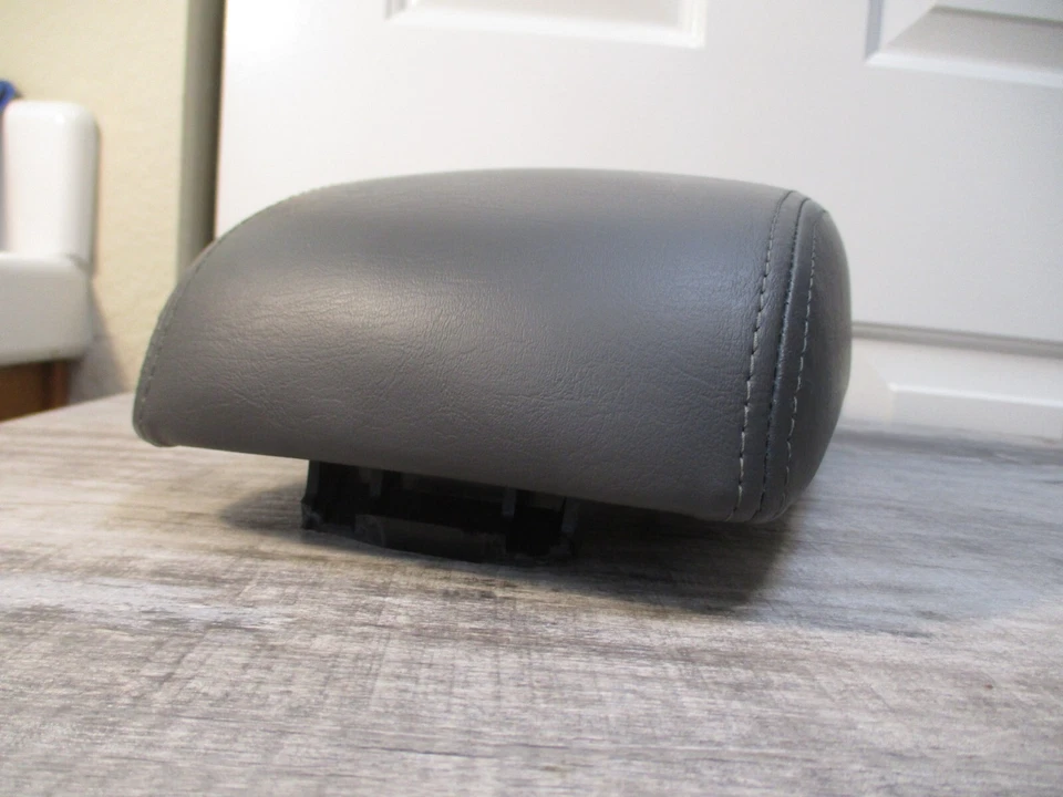 Крышка подлокотника передняя центральная консоль Oldsmobile Aurora 2001-2003 годов выпуска от оригинального производителя темно-серая - Изображение 4 из 4