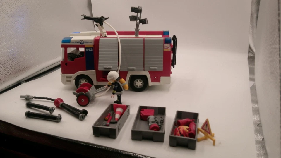 PLAYMOBIL 9464 Feuerwehr Rüstfahrzeug Licht RC fähig Feuerwehrauto - Bild 1 von 4